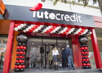 Zgjerohet skandali, pas grave të Lezhës 33-vjeçarja mashtron të afërmën në Tiranë: I mori kartën dhe aplikoi për kredi te IUTE Credit