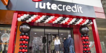 Zgjerohet skandali, pas grave të Lezhës 33-vjeçarja mashtron të afërmën në Tiranë: I mori kartën dhe aplikoi për kredi te IUTE Credit
