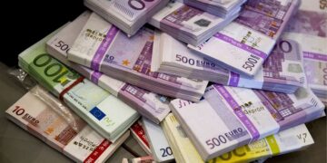 Euro “zbret pa frena”, sot në drekë kapi minimumin: Si kurrë më parë ndaj Lekut
