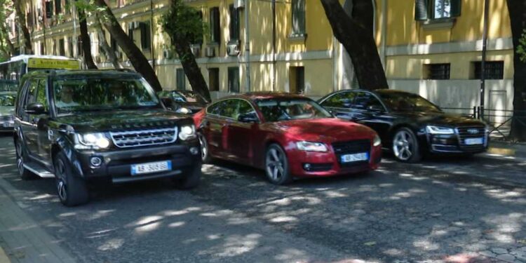 STATISTIKAT/ Tirana ka më shumë makina, por Durrësi renditet i pari për raportin banorë/automjete