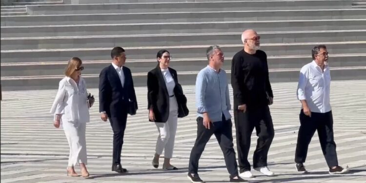 Rama rikthehet në Vlorë për të verifikuar realizimin e porosive të lëna pas shkarkimeve masive