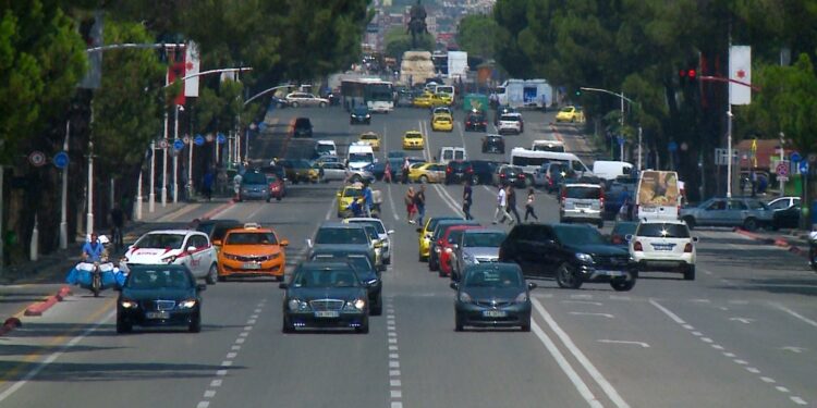 GRAFIKËT/ Sigurimi i makinave, rriten të ARDHURAT nga primet, por jo DËMSHPËRBLIMET për aksidentet, AMF hesht