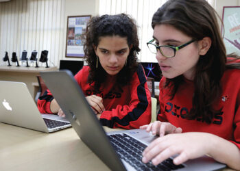 Shqipëria kryeson në rajon për të diplomuarit në TIK, por mbetet pas për aftësitë digjitale
