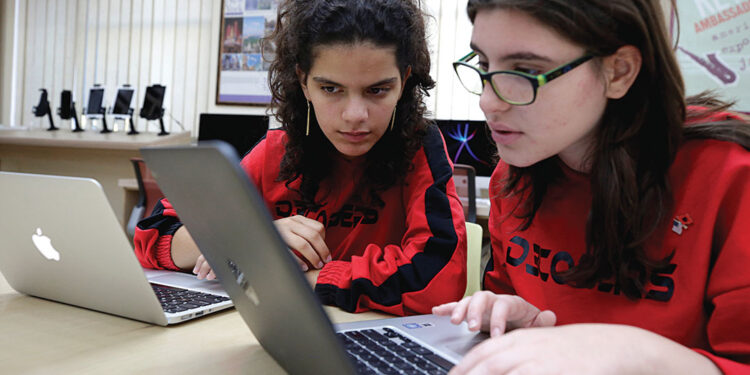 Shqipëria kryeson në rajon për të diplomuarit në TIK, por mbetet pas për aftësitë digjitale