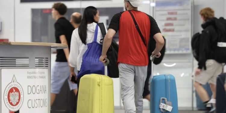 DOGANA/ Sa alkool, cigare dhe kafe lejohet të futen nga udhëtarët që hyjnë në Shqipëri