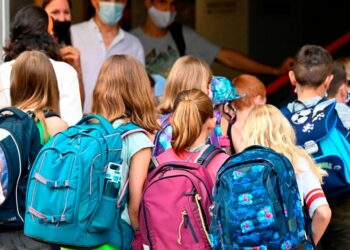 Ndalohen celularët në shkolla! Ministria e Arsimit miraton udhëzimin e ri, masa kundër bullizmit