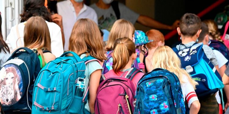 Ndalohen celularët në shkolla! Ministria e Arsimit miraton udhëzimin e ri, masa kundër bullizmit