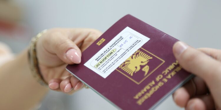 GRAFIKU/ Kush kishte për të ikur, iku! Bie numri i shqiptarëve që lenë shtetësinë