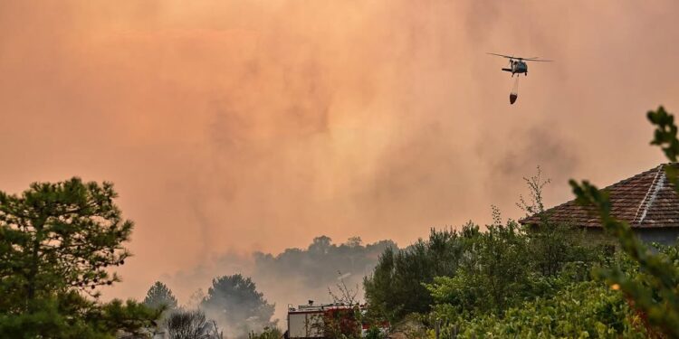 FOTO/ “Apokalipsi” në Gramsh, imazhe të dramës që la pas zjarri që përpiu gjithçka