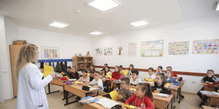 Shpopullimi, bie ndjeshëm numri i nxënësve në arsimin 9-vjeçar