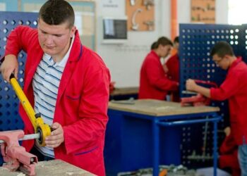 STATISTIKAT/ Ndryshon trendi, të rinjtë po regjistrohen më shumë në shkollat e mesme profesionale