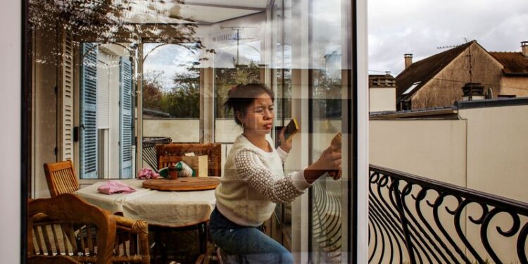 GRAFIKU/ Më pak burra, shërbimet rrisin numrin e grave dhe vajzave të huaja që punësohen në Shqipëri