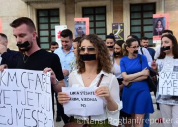 Mbijetesë kolektive: Si përballen gazetarët shqiptarë me stresin dhe sfidat e profesionit