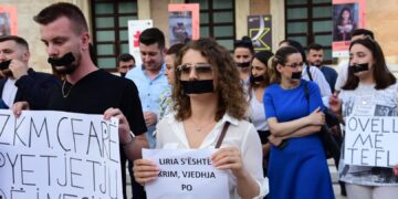 Mbijetesë kolektive: Si përballen gazetarët shqiptarë me stresin dhe sfidat e profesionit