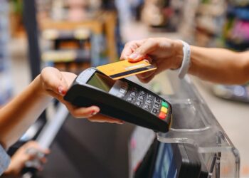 Pagesat me kartë kalojnë numrin e tërheqjeve nga bankomatet