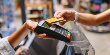 Pagesat me kartë kalojnë numrin e tërheqjeve nga bankomatet