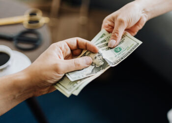 Ulet ndjeshëm kostoja e transfertave të parave nga dhe drejt Shqipërisë, BSH shpjegon tarifat