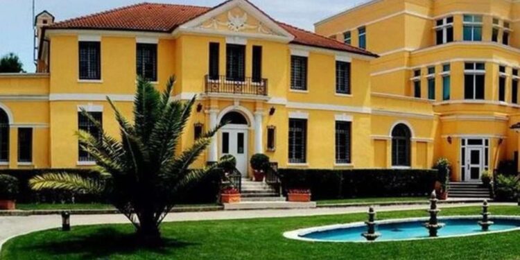 Ambasada amerikane në Tiranë njoftimim të rëndësishëm për vizat