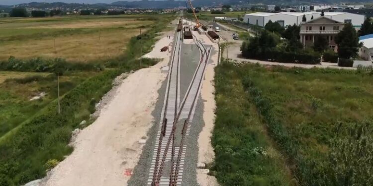 Hapet tenderi për elektrifikimin e hekurudhës Tiranë-Rinas-Durrës