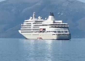 Anija “Silver Whisper” ankorohet në portin e Vlorës, sjell turistë amerikanë e kanadezë