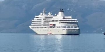 Anija “Silver Whisper” ankorohet në portin e Vlorës, sjell turistë amerikanë e kanadezë
