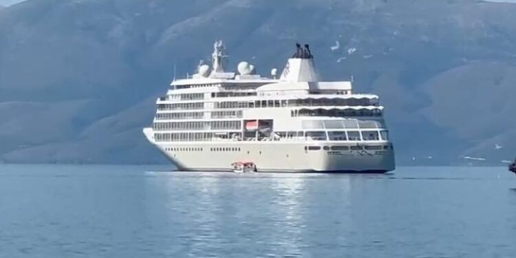 Anija “Silver Whisper” ankorohet në portin e Vlorës, sjell turistë amerikanë e kanadezë