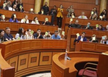 Këshilli Bashkiak voton shkarkimin e Erion Veliajt, socialistët bashkojnë votat me opozitën  