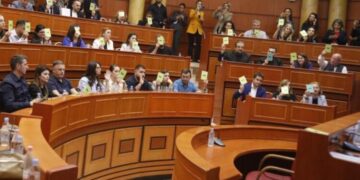 Këshilli Bashkiak voton shkarkimin e Erion Veliajt, socialistët bashkojnë votat me opozitën
