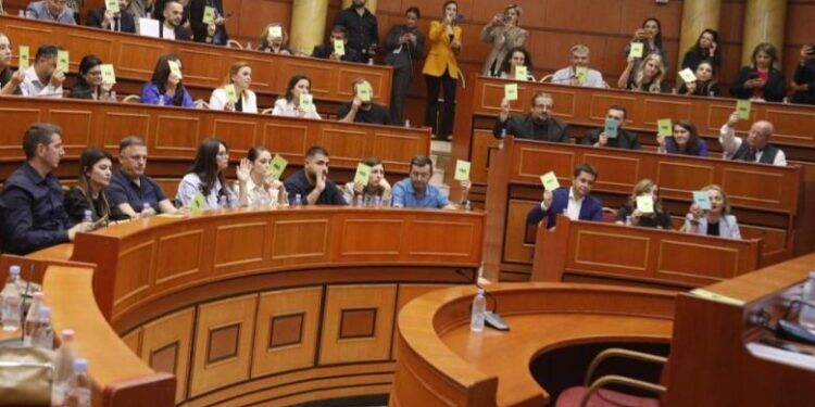 Këshilli Bashkiak voton shkarkimin e Erion Veliajt, socialistët bashkojnë votat me opozitën