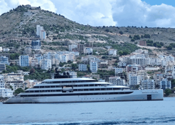 Dy kroçere me mbi 400 turistë ankorohen në portin e Sarandës