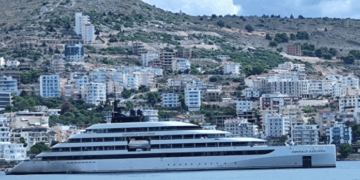 Dy kroçere me mbi 400 turistë ankorohen në portin e Sarandës