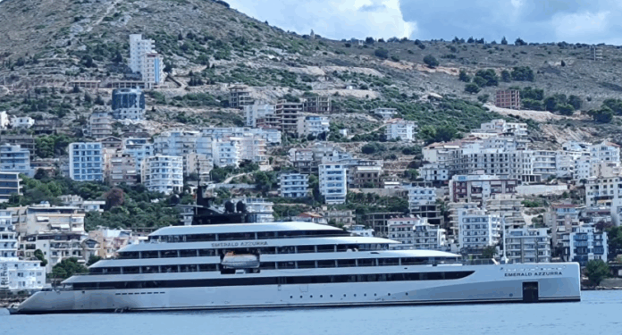 Dy kroçere me mbi 400 turistë ankorohen në portin e Sarandës