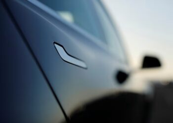 Bllokohen dhe nuk hapen, Tesla detyrohet të bëjë ndryshime te dyert