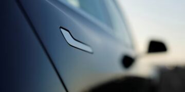 Bllokohen dhe nuk hapen, Tesla detyrohet të bëjë ndryshime te dyert