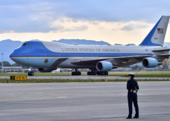 Air Force One i Donald Trump i shpëton përplasjes në ajër me një avion pasagjerësh