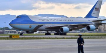 Air Force One i Donald Trump i shpëton përplasjes në ajër me një avion pasagjerësh