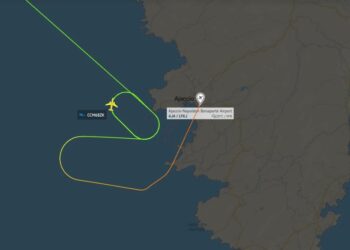 Kontrollorin e zuri gjumi, avioni me pasagjerë qëndron 1 orë në ajër