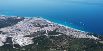 “Një tra në Llogara”, si po e pushtojnë resortet e të pasurve rivierën shqiptare