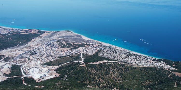“Një tra në Llogara”, si po e pushtojnë resortet e të pasurve rivierën shqiptare