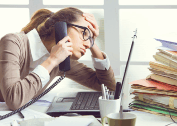 Stres dhe të trishtuar, 46 % e punonjësve shqiptarë të pakënaqur në punë