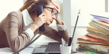 Stres dhe të trishtuar, 46 % e punonjësve shqiptarë të pakënaqur në punë