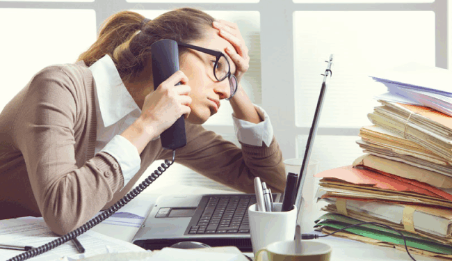 Stres dhe të trishtuar, 46 % e punonjësve shqiptarë të pakënaqur në punë