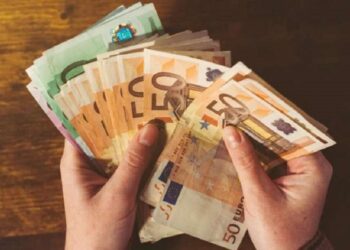 Paraja në qarkullim arrin shifër rekord në Shqipëri, gjysma jashtë bankave