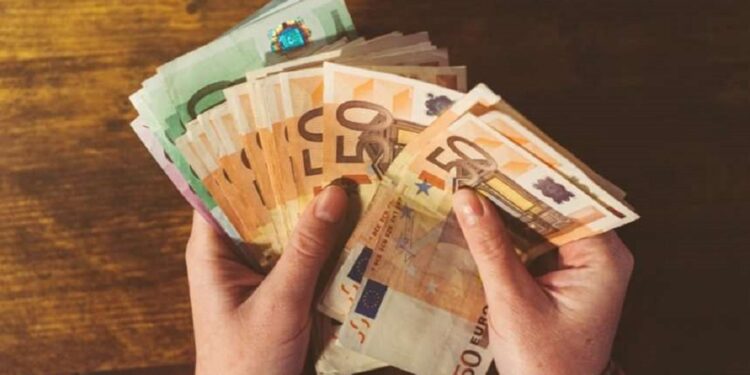 Paraja në qarkullim arrin shifër rekord në Shqipëri, gjysma jashtë bankave