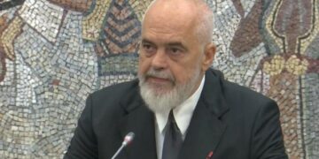 Rama zbulon ndërtuesin që do ndërtonte godinë me fasadë të gjelbër në Tiranë, por e la pallatin “thatë”: S’merr më leje