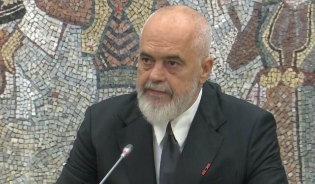 Rama zbulon ndërtuesin që do ndërtonte godinë me fasadë të gjelbër në Tiranë, por e la pallatin “thatë”: S’merr më leje