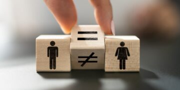 SHIFRAT/ Gratë dominojnë në numër, burrat në paga