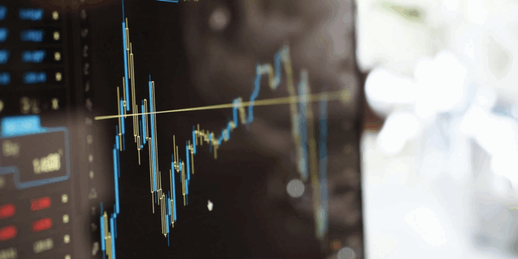 Fitch rrit parashikimin për rritjen ekonomike globale, paralajmëron ngadalësim në SHBA