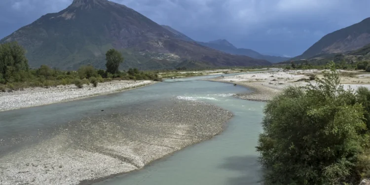 Vjosa mes plehrash dhe shfrytëzimit të ujit