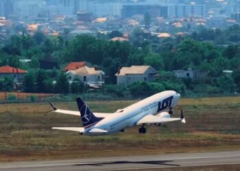 E keni pyetur ndonjëherë veten: Pse avionët ulen dhe ngrihen nga drejtime të ndryshme në Rinas?